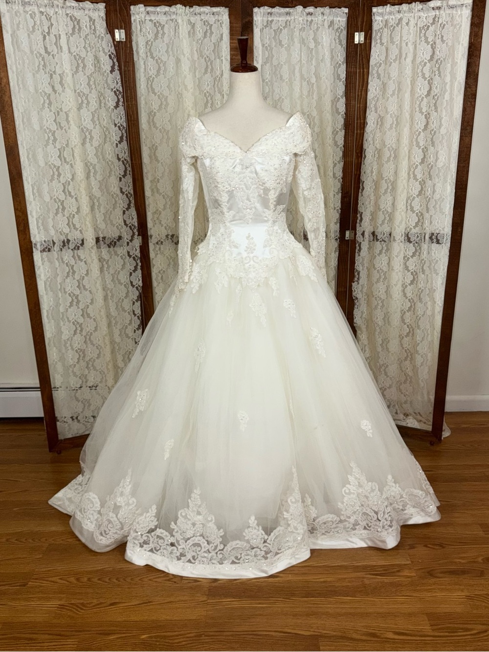 Stunning Vintage 90s Gloria Vanderbilt Off Shoulder Ballgown Wedding Gown